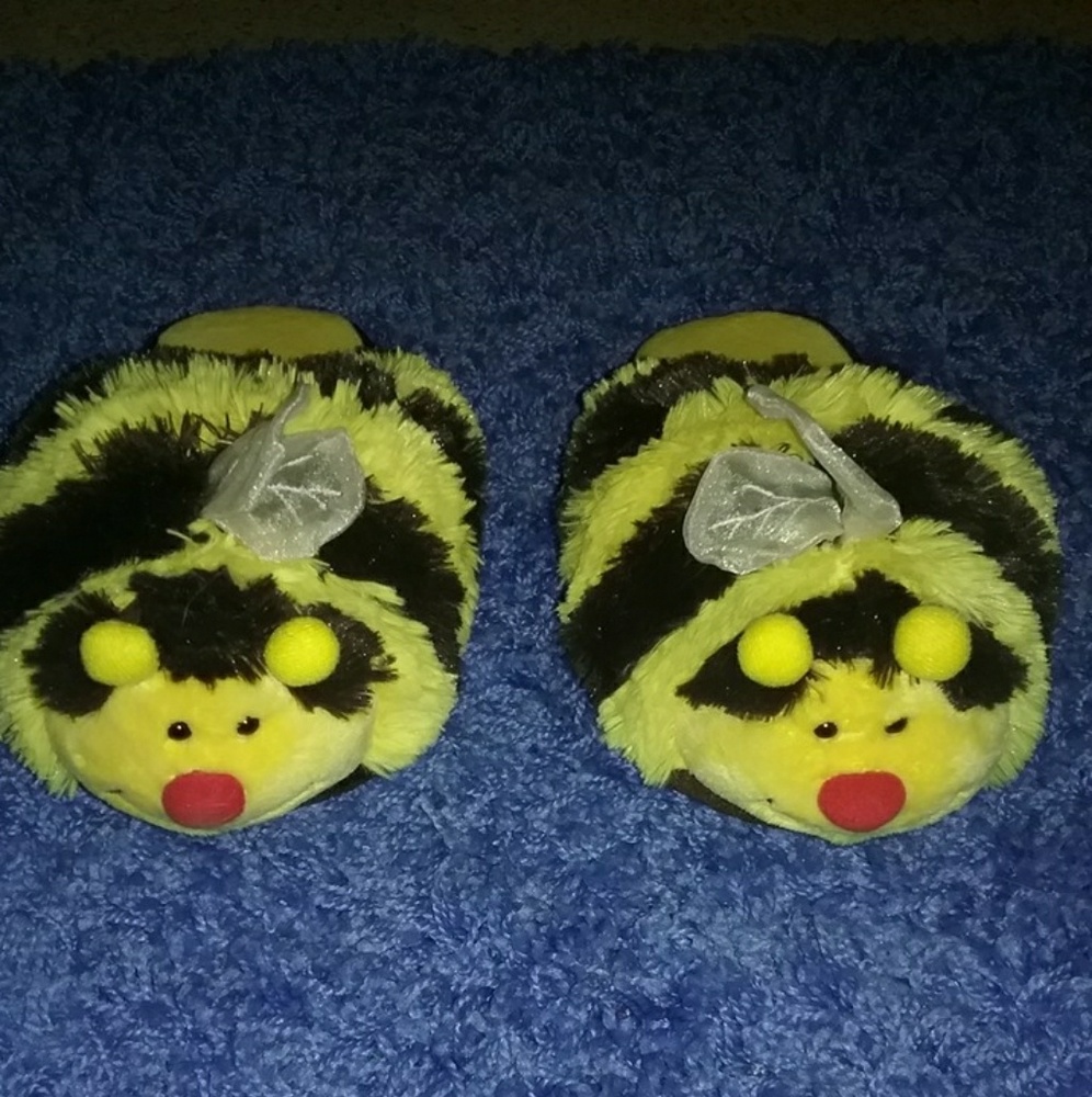 Super cute bee slippers!